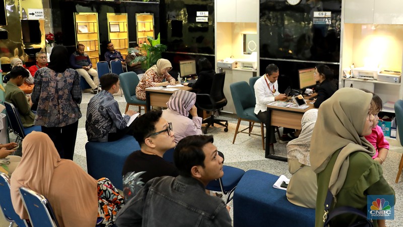 Karyawati menunjukkan emas PT Aneka Tambang Tbk. (Antam) di salah satu gallery penjualan emas di Jakarta, Selasa (16/7/2024). (CNBC Indonesia/Muhammad Sabki)