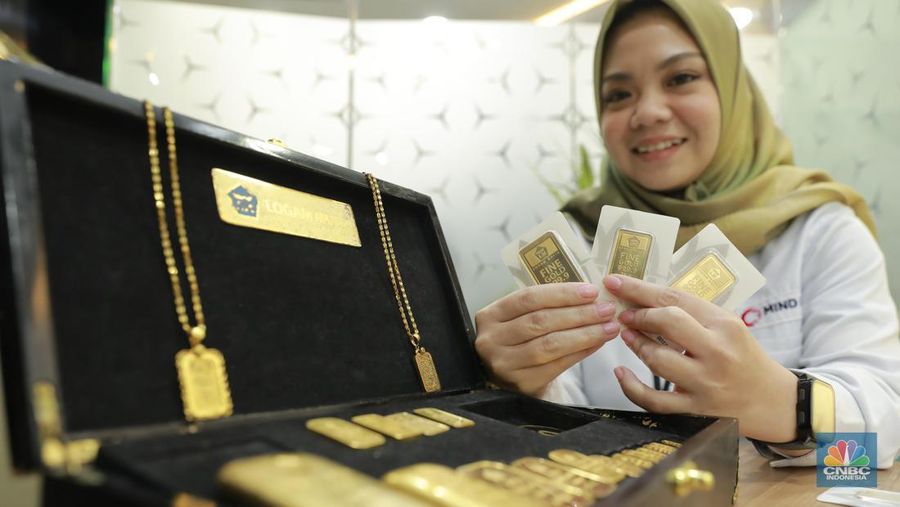 Karyawati menunjukkan emas PT Aneka Tambang Tbk. (Antam) di salah satu gallery penjualan emas di Jakarta, Selasa (16/7/2024). (²©²ÊÍøÕ¾/Muhammad Sabki)