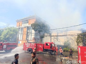 Cerita Staf Unud Tak Sempat Selamatkan Barang Saat Gedung GDLN Terbakar