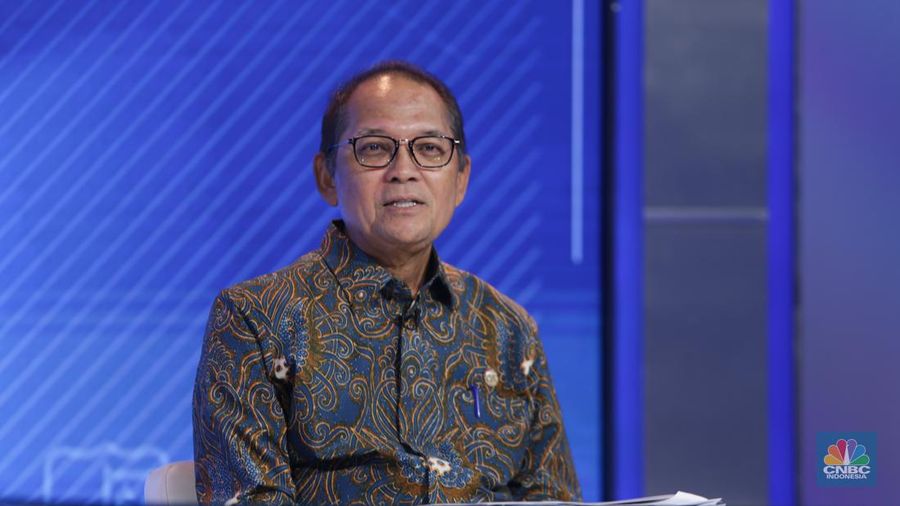 Kepala Eksekutif Pengawas Perasuransian, Penjaminan, dan Dana Pensiun sekaligus Anggota Dewan Komisioner Otoritas Jasa Keuangan (OJK), Ogi Prastomiyono, memberikan pemaparan dalam Insurance Forum pada Selasa (16/7/2024). (CNBC Indonesia/Tias Budiarto)