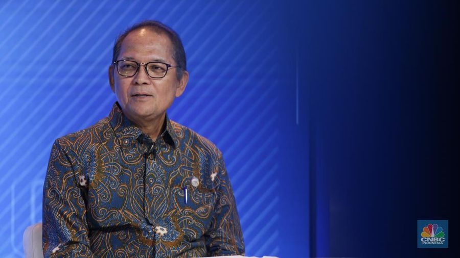 Kepala Eksekutif Pengawas Perasuransian, Penjaminan, dan Dana Pensiun sekaligus Anggota Dewan Komisioner Otoritas Jasa Keuangan (OJK), Ogi Prastomiyono, memberikan pemaparan dalam Insurance Forum pada Selasa (16/7/2024). (վ/Tias Budiarto)
