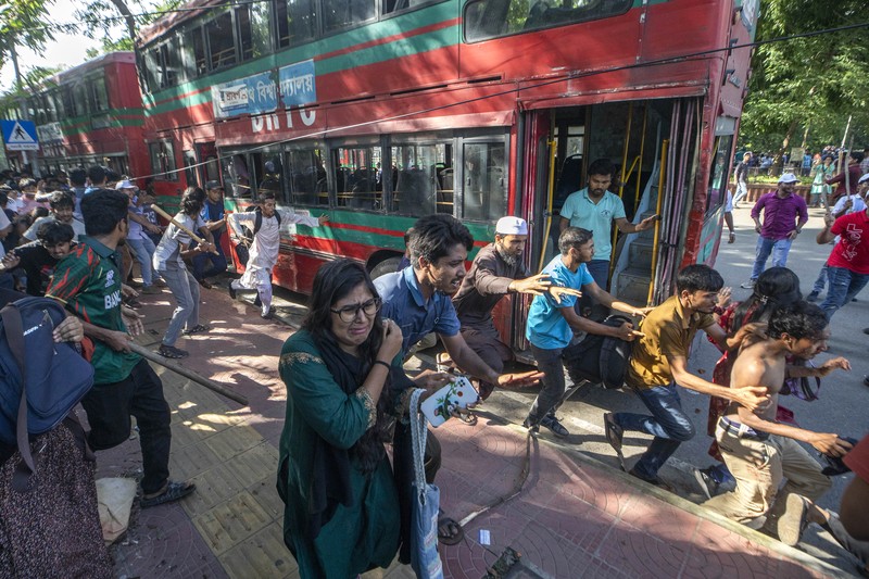 Lebih dari 100 mahasiswa terluka di seluruh Bangladesh dalam bentrokan antara pengunjuk rasa yang memprotes sistem kuota pekerjaan pemerintah dan kelompok yang setia kepada partai yang berkuasa. (AP/Abdul Goni) Lebih dari 100 mahasiswa terluka di seluruh Bangladesh dalam bentrokan antara pengunjuk rasa yang memprotes sistem kuota pekerjaan pemerintah dan kelompok yang setia kepada partai yang berkuasa. (AP/Abdul Goni)