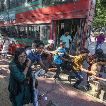 Bak Medan Perang, Potret Kuota PNS Berujung Buat Chaos di Bangladesh