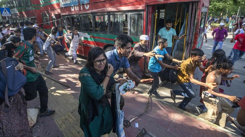 Lebih dari 100 mahasiswa terluka di seluruh Bangladesh dalam bentrokan antara pengunjuk rasa yang memprotes sistem kuota pekerjaan pemerintah dan kelompok yang setia kepada partai yang berkuasa. (AP/Abdul Goni)
