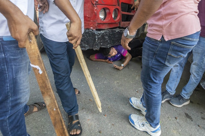 Lebih dari 100 mahasiswa terluka di seluruh Bangladesh dalam bentrokan antara pengunjuk rasa yang memprotes sistem kuota pekerjaan pemerintah dan kelompok yang setia kepada partai yang berkuasa. (AP/Abdul Goni)