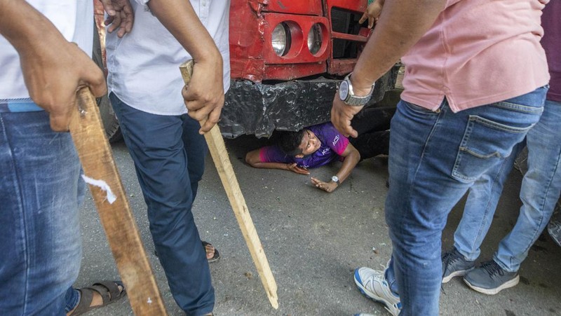 Lebih dari 100 mahasiswa terluka di seluruh Bangladesh dalam bentrokan antara pengunjuk rasa yang memprotes sistem kuota pekerjaan pemerintah dan kelompok yang setia kepada partai yang berkuasa. (AP/Abdul Goni)