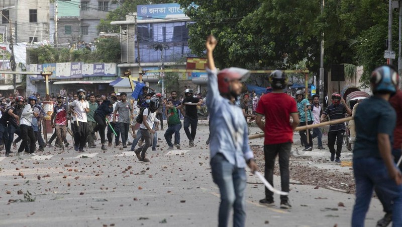 Lebih dari 100 mahasiswa terluka di seluruh Bangladesh dalam bentrokan antara pengunjuk rasa yang memprotes sistem kuota pekerjaan pemerintah dan kelompok yang setia kepada partai yang berkuasa. (AP/Abdul Goni)