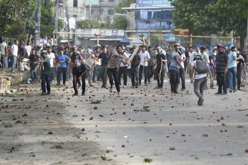 Lebih dari 100 mahasiswa terluka di seluruh Bangladesh dalam bentrokan antara pengunjuk rasa yang memprotes sistem kuota pekerjaan pemerintah dan kelompok yang setia kepada partai yang berkuasa. (AP/Abdul Goni)