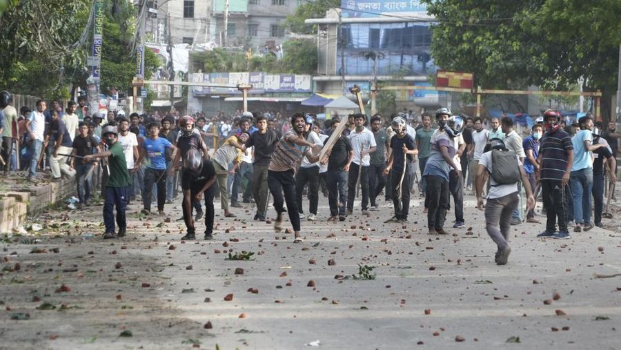 Lebih dari 100 mahasiswa terluka di seluruh Bangladesh dalam bentrokan antara pengunjuk rasa yang memprotes sistem kuota pekerjaan pemerintah dan kelompok yang setia kepada partai yang berkuasa. (AP Photo/Al-emrun Garjon)