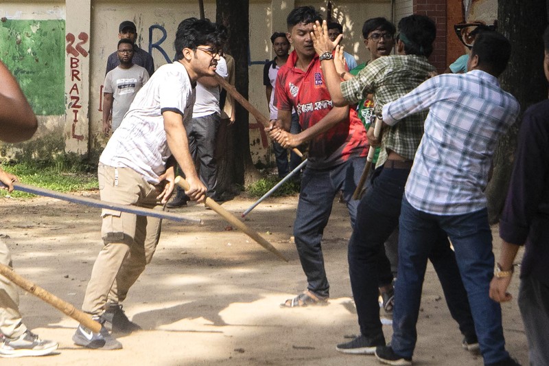 Lebih dari 100 mahasiswa terluka di seluruh Bangladesh dalam bentrokan antara pengunjuk rasa yang memprotes sistem kuota pekerjaan pemerintah dan kelompok yang setia kepada partai yang berkuasa. (AP/Abdul Goni) Lebih dari 100 mahasiswa terluka di seluruh Bangladesh dalam bentrokan antara pengunjuk rasa yang memprotes sistem kuota pekerjaan pemerintah dan kelompok yang setia kepada partai yang berkuasa. (AP/Abdul Goni)