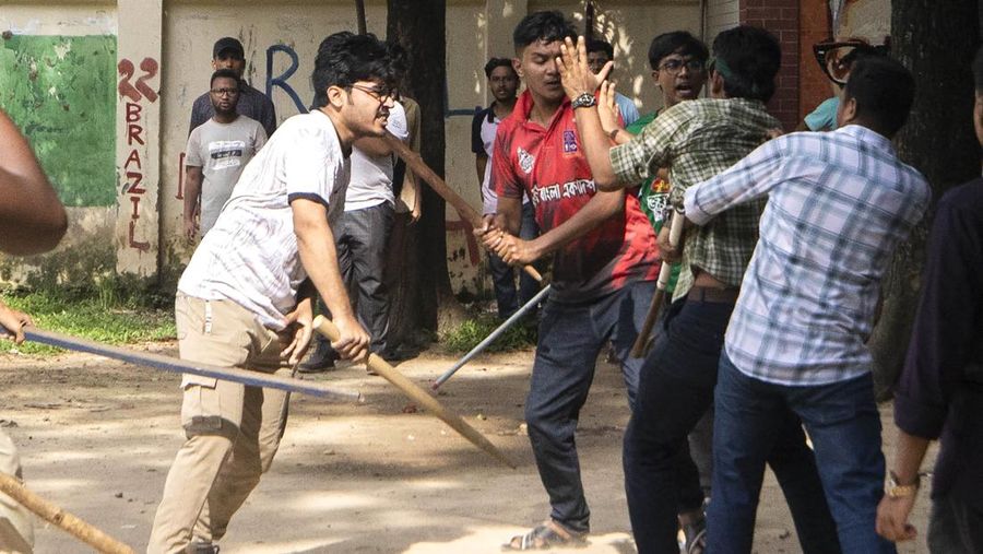 Lebih dari 100 mahasiswa terluka di seluruh Bangladesh dalam bentrokan antara pengunjuk rasa yang memprotes sistem kuota pekerjaan pemerintah dan kelompok yang setia kepada partai yang berkuasa. (AP/Abdul Goni)