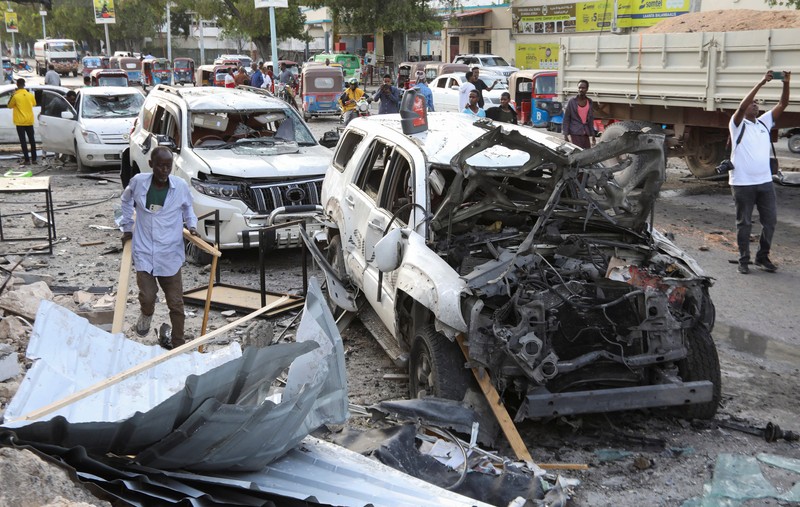 Orang-orang berkumpul di dekat puing-puing kendaraan yang hancur di lokasi ledakan di luar sebuah restoran tempat pengunjung menonton final turnamen sepak bola Euro 2024 di TV, di distrik Bondhere, Mogadishu, Somalia, 15 Juli 2024. Orang-orang berkumpul di dekat puing-puing kendaraan yang hancur di lokasi ledakan di luar sebuah restoran tempat pengunjung menonton final turnamen sepak bola Euro 2024 di TV, di distrik Bondhere, Mogadishu, Somalia, 15 Juli 2024. (REUTERS/Feisal Omar)