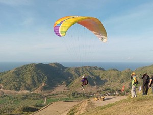 Sky Lancing Paragliding Lombok dan Sensasi Terbang di Atas Samudera Hindia