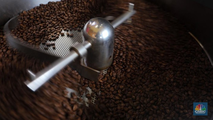 Pekerja meroasting biji kopi di Toko Dunia Kopi, Jakarta, Selasa (16/7/2024). (CNBC Indonesia/Faisal Rahman)