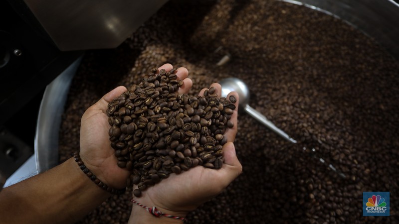 Pekerja meroasting biji kopi di Toko Dunia Kopi, Jakarta, Selasa (16/7/2024). (CNBC Indonesia/Faisal Rahman) Pekerja meroasting biji kopi di Toko Dunia Kopi, Jakarta, Selasa (16/7/2024). (CNBC Indonesia/Faisal Rahman)