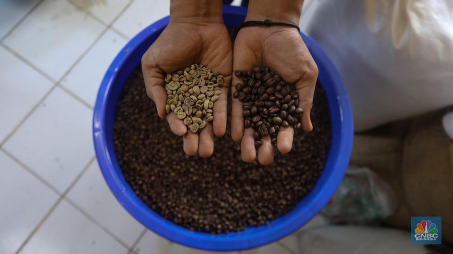 Pekerja meroasting biji kopi di Toko Dunia Kopi, Jakarta, Selasa (16/7/2024). (CNBC Indonesia/Faisal Rahman)