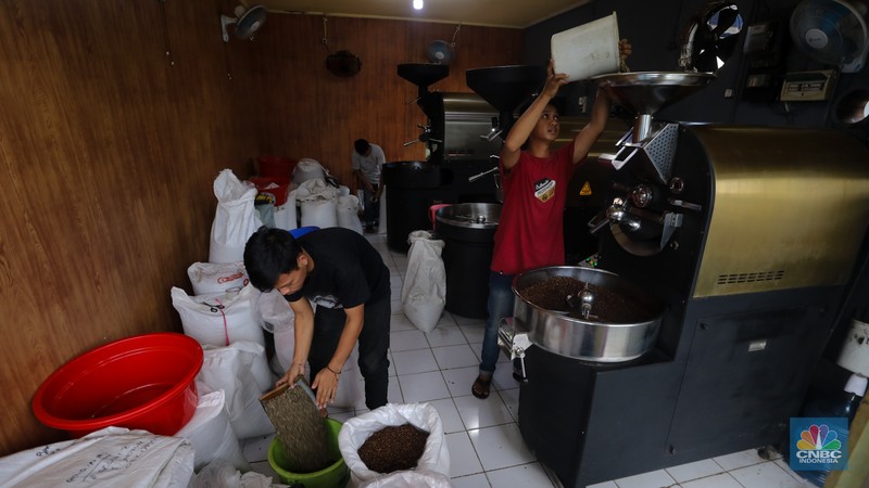 Pekerja meroasting biji kopi di Toko Dunia Kopi, Jakarta, Selasa (16/7/2024). (CNBC Indonesia/Faisal Rahman)