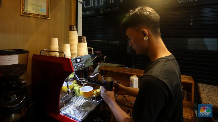Pekerja meroasting biji kopi di Toko Dunia Kopi, Jakarta, Selasa (16/7/2024). (CNBC Indonesia/Faisal Rahman)