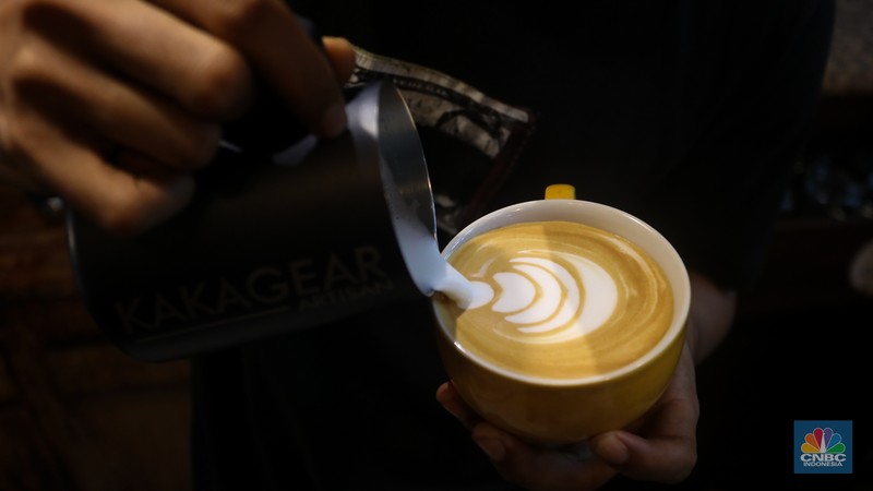 Pekerja meroasting biji kopi di Toko Dunia Kopi, Jakarta, Selasa (16/7/2024). (CNBC Indonesia/Faisal Rahman)