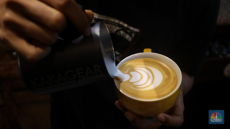 Pekerja meroasting biji kopi di Toko Dunia Kopi, Jakarta, Selasa (16/7/2024). (CNBC Indonesia/Faisal Rahman)