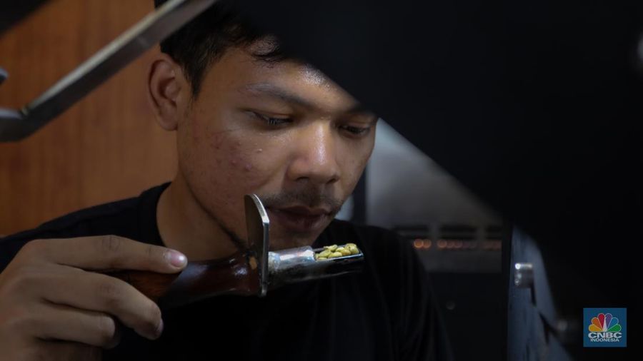 Pekerja meroasting biji kopi di Toko Dunia Kopi, Jakarta, Selasa (16/7/2024). (CNBC Indonesia/Faisal Rahman)