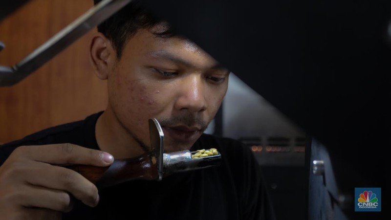 Pekerja meroasting biji kopi di Toko Dunia Kopi, Jakarta, Selasa (16/7/2024). (CNBC Indonesia/Faisal Rahman)