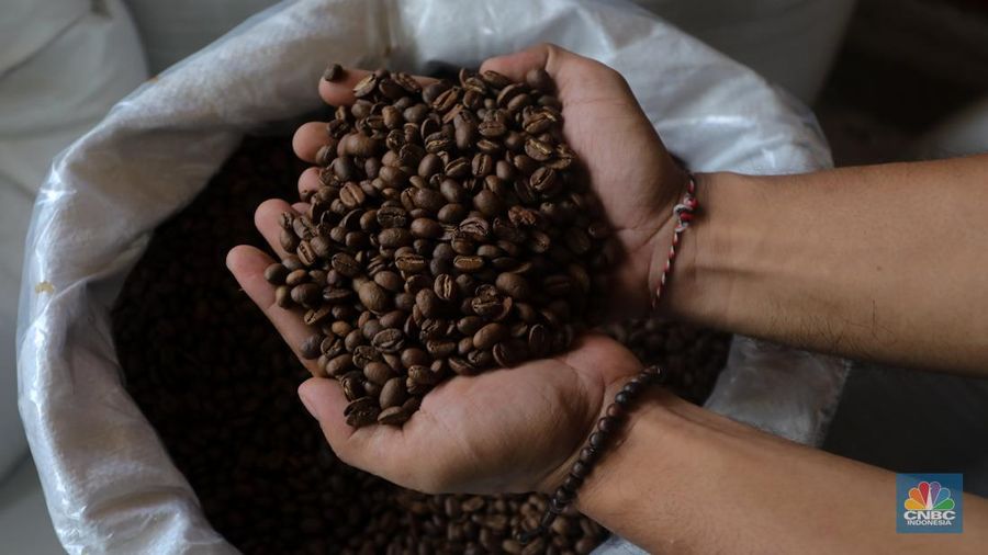 Pekerja meroasting biji kopi di Toko Dunia Kopi, Jakarta, Selasa (16/7/2024). (CNBC Indonesia/Faisal Rahman)