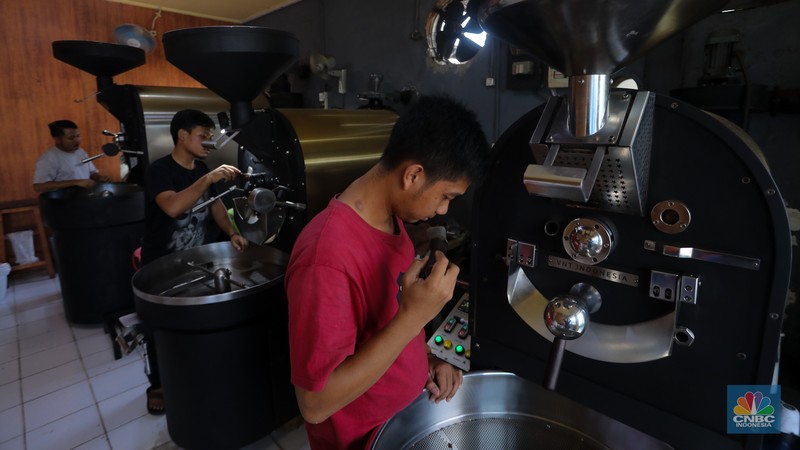 Pekerja meroasting biji kopi di Toko Dunia Kopi, Jakarta, Selasa (16/7/2024). (CNBC Indonesia/Faisal Rahman)