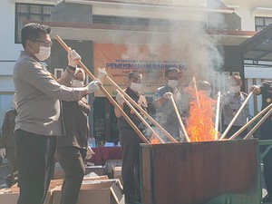 Kejari Probolinggo Blender dan Gerinda Barang Bukti Sabu hingga Sajam