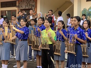 Siswa-siswi SLB 2 Denpasar Bermain Angklung dan Seni Pantomim Saat MPLS