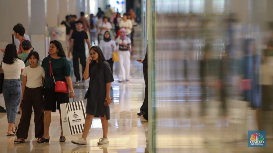 Pengunjung memilih pakaian yang dijual pada salah satu pusat perbelanjaan di Jakarta, Selasa (16/7/2024). (CNBC Indonesia/Faisal Rahman)