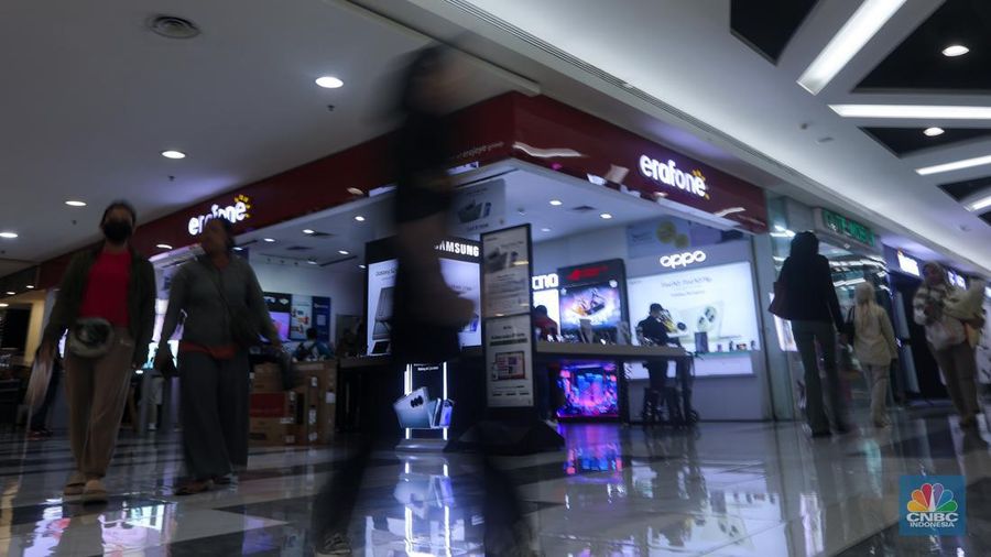 Pengunjung memilih pakaian yang dijual pada salah satu pusat perbelanjaan di Jakarta, Selasa (16/7/2024). (վ/Faisal Rahman)