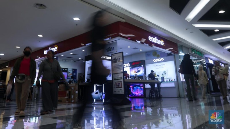 Pengunjung memilih pakaian yang dijual pada salah satu pusat perbelanjaan di Jakarta, Selasa (16/7/2024). (վ/Faisal Rahman)