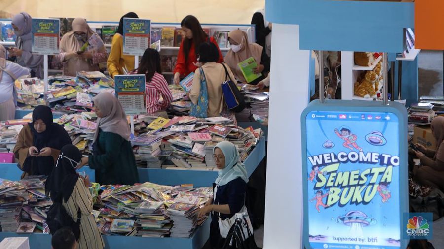 Pengunjung memilih pakaian yang dijual pada salah satu pusat perbelanjaan di Jakarta, Selasa (16/7/2024). (վ/Faisal Rahman)
