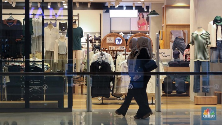 Pengunjung memilih pakaian yang dijual pada salah satu pusat perbelanjaan di Jakarta, Selasa (16/7/2024). (CNBC Indonesia/Faisal Rahman)