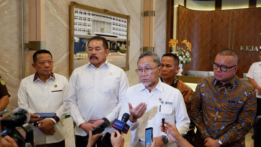 Pertemuan Jaksa Agung ST Burhanuddin (kiri) dan Menteri Perdagangan Zulkifli Hasan (kanan) di Gedung Kejaksaan Agung, Jakarta, Selasa (16/7/2024). (Dok: Kejaksaan Agung)