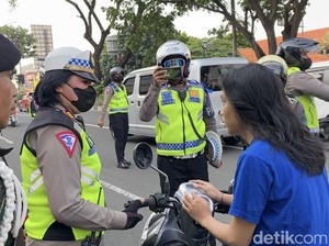 Operasi Patuh, Polisi Hentikan 3 Pemotor Tak Pakai Helm di Jl Margonda