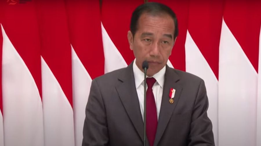Presiden Joko Widodo (Jokowi) menampilkan ekspresi masam saat ditanya mengenai pembatasan pembelian BBM bersubsidi pada 17 Agustus mendatang. Saat itu ia menampik pemerintah mau menjalankan rencana ini. (Tangkapan Layar Youtube Sekretariat Presiden)