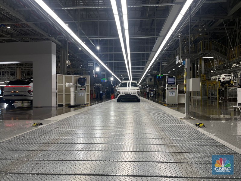 Seremoni produksi massal Hyundai Kona Electric di PT Hyundai Motor Manufacturing Indonesia (HMII) yang dihadiri President of Hyundai Motor Asia Pacific, Sunny Kim hingga Pj Bupati Kabupaten Bekasi, Dani Ramdan, Selasa (16/7/2024). Seremoni produksi massal Hyundai Kona Electric di PT Hyundai Motor Manufacturing Indonesia (HMII) yang dihadiri President of Hyundai Motor Asia Pacific, Sunny Kim hingga Pj Bupati Kabupaten Bekasi, Dani Ramdan, Selasa (16/7/2024). (CNBC Indonesia/Rindi Salsabilla)