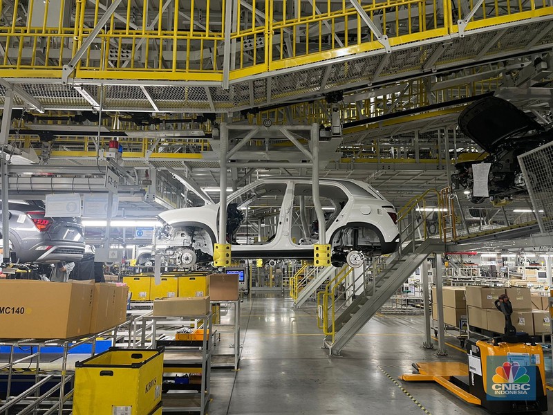 Seremoni produksi massal Hyundai Kona Electric di PT Hyundai Motor Manufacturing Indonesia (HMII) yang dihadiri President of Hyundai Motor Asia Pacific, Sunny Kim hingga Pj Bupati Kabupaten Bekasi, Dani Ramdan, Selasa (16/7/2024). Seremoni produksi massal Hyundai Kona Electric di PT Hyundai Motor Manufacturing Indonesia (HMII) yang dihadiri President of Hyundai Motor Asia Pacific, Sunny Kim hingga Pj Bupati Kabupaten Bekasi, Dani Ramdan, Selasa (16/7/2024). (CNBC Indonesia/Rindi Salsabilla)