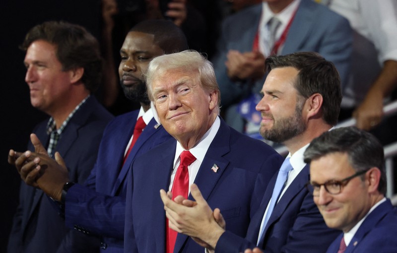 Reaksi calon presiden dari Partai Republik dan mantan Presiden AS Donald Trump serta calon wakil presiden dari Partai Republik J.D. Vance pada Hari 1 Konvensi Nasional Partai Republik (RNC), di Fiserv Forum di Milwaukee, Wisconsin, AS, 15 Juli 2024. (REUTERS/Mike Segar)