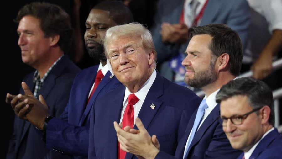 Reaksi calon presiden dari Partai Republik dan mantan Presiden AS Donald Trump serta calon wakil presiden dari Partai Republik J.D. Vance pada Hari 1 Konvensi Nasional Partai Republik (RNC), di Fiserv Forum di Milwaukee, Wisconsin, AS, 15 Juli 2024. (REUTERS/Mike Segar)