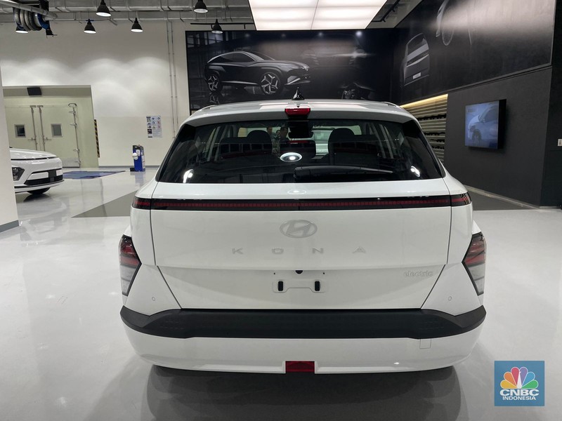 Seremoni produksi massal Hyundai Kona Electric di PT Hyundai Motor Manufacturing Indonesia (HMII) yang dihadiri President of Hyundai Motor Asia Pacific, Sunny Kim hingga Pj Bupati Kabupaten Bekasi, Dani Ramdan, Selasa (16/7/2024). Seremoni produksi massal Hyundai Kona Electric di PT Hyundai Motor Manufacturing Indonesia (HMII) yang dihadiri President of Hyundai Motor Asia Pacific, Sunny Kim hingga Pj Bupati Kabupaten Bekasi, Dani Ramdan, Selasa (16/7/2024). (CNBC Indonesia/Rindi Salsabilla)