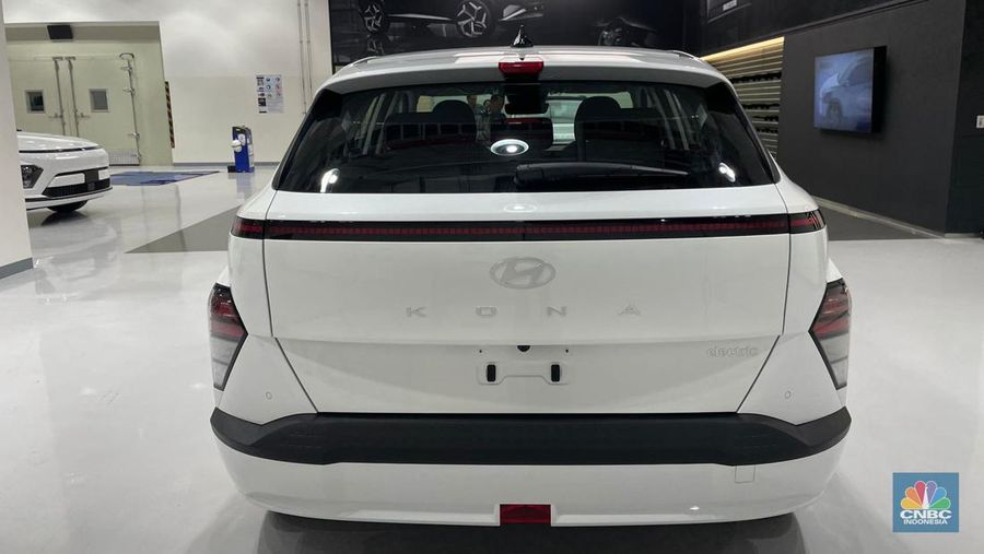 Seremoni produksi massal Hyundai Kona Electric di PT Hyundai Motor Manufacturing Indonesia (HMII) yang dihadiri President of Hyundai Motor Asia Pacific, Sunny Kim hingga Pj Bupati Kabupaten Bekasi,  Dani Ramdan, Selasa (16/7/2024). (CNBC Indonesia/Rindi Salsabilla)
