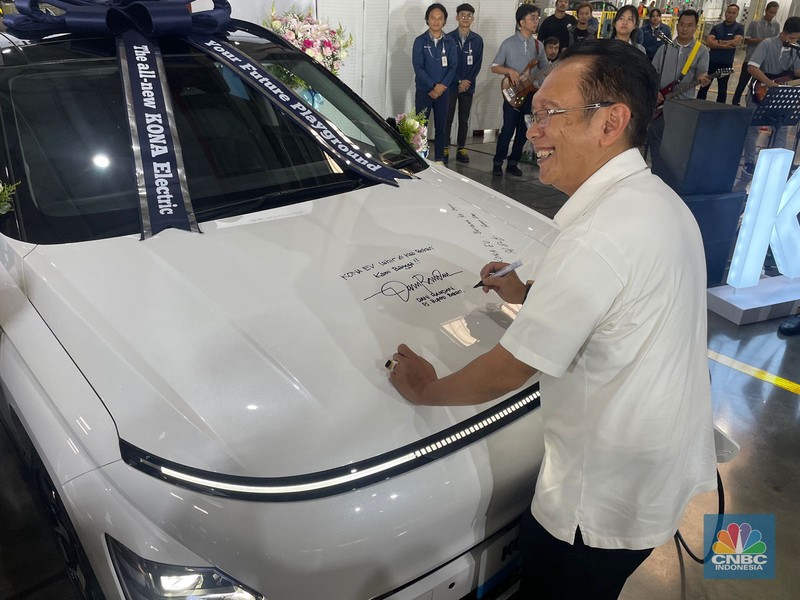 Seremoni produksi massal Hyundai Kona Electric di PT Hyundai Motor Manufacturing Indonesia (HMII) yang dihadiri President of Hyundai Motor Asia Pacific, Sunny Kim hingga Pj Bupati Kabupaten Bekasi,  Dani Ramdan, Selasa (16/7/2024). (CNBC Indonesia/Rindi Salsabilla)