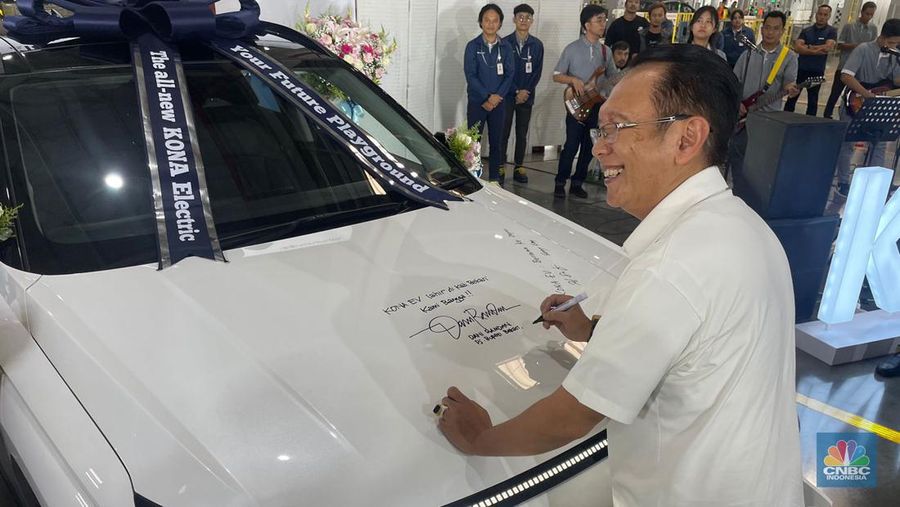 Seremoni produksi massal Hyundai Kona Electric di PT Hyundai Motor Manufacturing Indonesia (HMII) yang dihadiri President of Hyundai Motor Asia Pacific, Sunny Kim hingga Pj Bupati Kabupaten Bekasi,  Dani Ramdan, Selasa (16/7/2024). (CNBC Indonesia/Rindi Salsabilla)