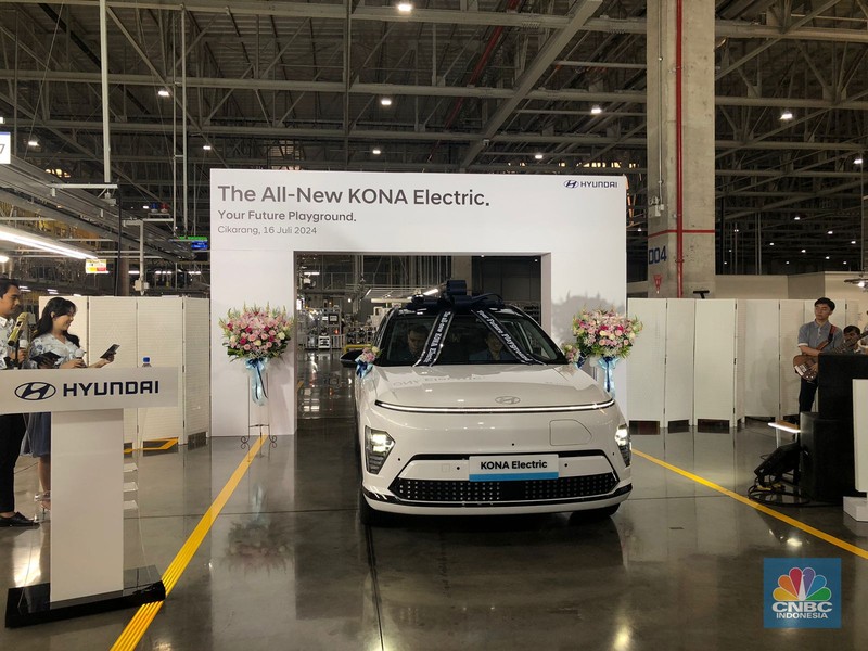 Seremoni produksi massal Hyundai Kona Electric di PT Hyundai Motor Manufacturing Indonesia (HMII) yang dihadiri President of Hyundai Motor Asia Pacific, Sunny Kim hingga Pj Bupati Kabupaten Bekasi,  Dani Ramdan, Selasa (16/7/2024). (CNBC Indonesia/Rindi Salsabilla)