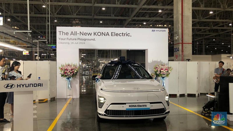 Seremoni produksi massal Hyundai Kona Electric di PT Hyundai Motor Manufacturing Indonesia (HMII) yang dihadiri President of Hyundai Motor Asia Pacific, Sunny Kim hingga Pj Bupati Kabupaten Bekasi,  Dani Ramdan, Selasa (16/7/2024). (CNBC Indonesia/Rindi Salsabilla)