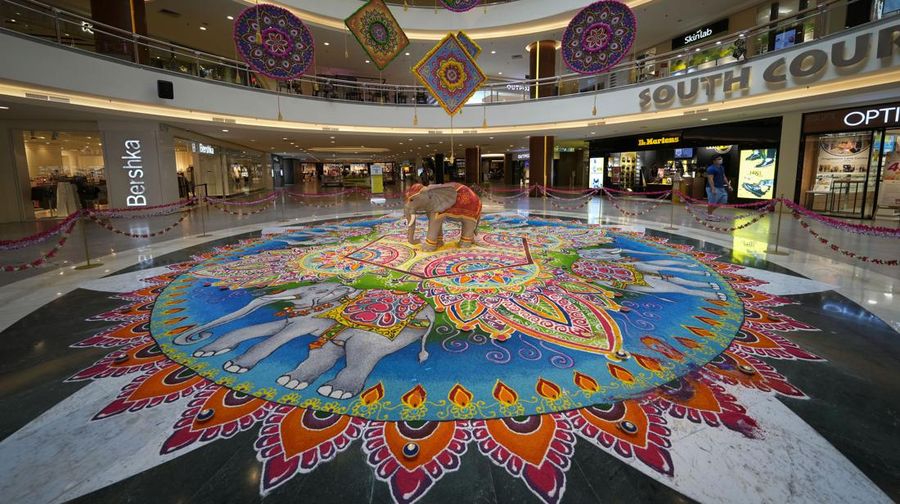 Suasana sepi di sebuah pusat perbelanjaan di Kuala Lumpur, Malaysia. (AP/Vincent Thian)