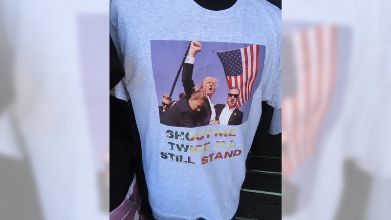 T-shirt yang merujuk pada penembakan mantan Presiden Donald Trump terjual dengan cepat di trotoar di Wildwood, N.J. pada tanggal 15 Juli 2024, kurang dari 48 jam setelah kejadian tersebut. T-shirt yang merujuk pada penembakan mantan Presiden Donald Trump terjual dengan cepat di trotoar di Wildwood, N.J. pada tanggal 15 Juli 2024, kurang dari 48 jam setelah kejadian tersebut. (AP Photo/Wayne Parry)
